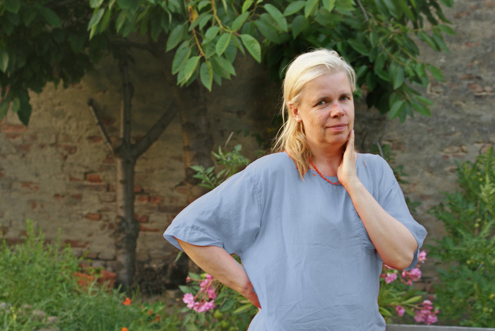 Christiane Hoffmann im Garten